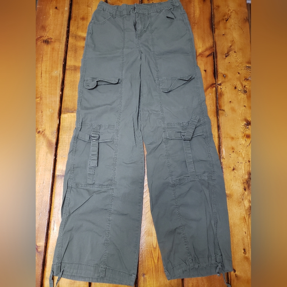 Woman's Olive Cargo Pants
